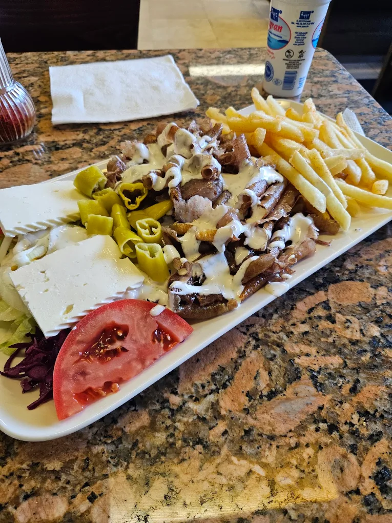 Döner-Teller mit Pommes und frischem Salat bei Kebap Gourmet