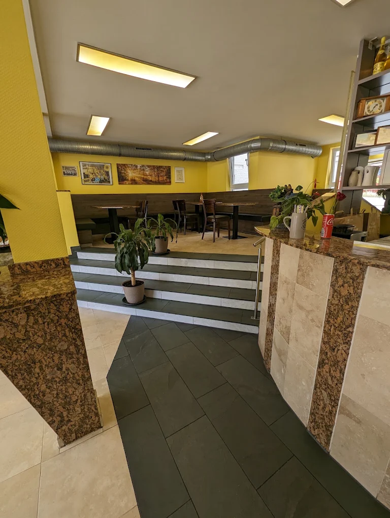 Theke und Treppe im Gastraum von Kebap Gourmet