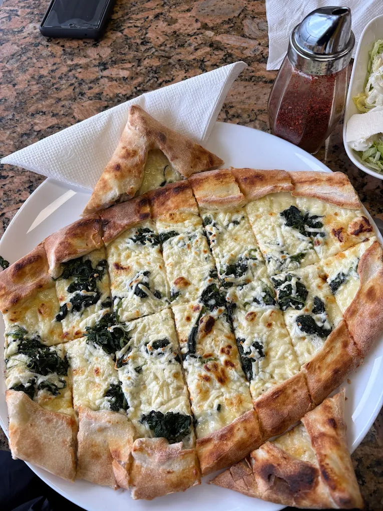 Pide mit Käse und Spinat, frisch aus dem Ofen