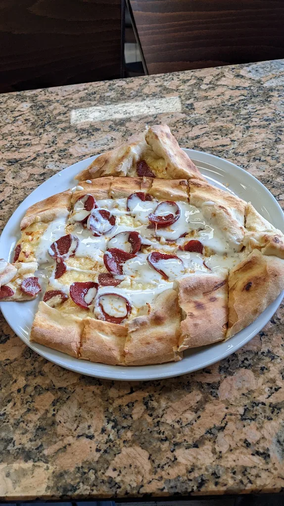 Frisch gebackene Pizza mit Salami und Zwiebeln